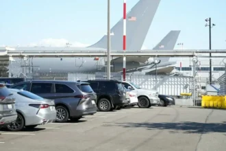 Parken am Flughafen oder Transfer buchen: Was lohnt sich für Reisende?