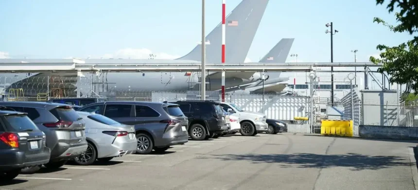 Parken am Flughafen oder Transfer buchen: Was lohnt sich für Reisende?